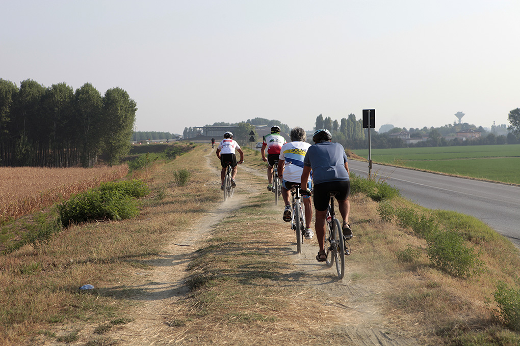 028_gruppo di ciclisti sull’argine del Po nei pressi di Guastalla_(RE)_foto di A. Giacomel