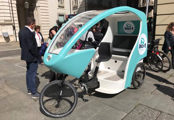 Con i tricicli a pedali di Bici-t per visitare le Luci d’artista di Torino