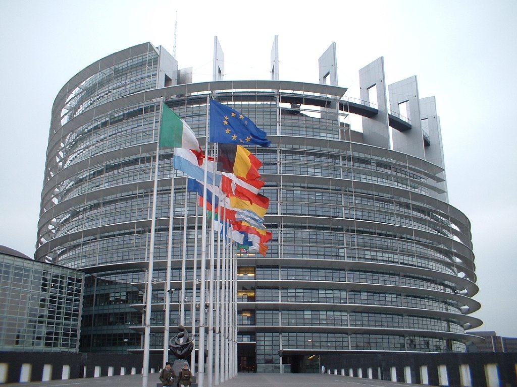 Il parlamento Europeo Europarlamento ha approvato la proposta per bloccare produzione e vendite di auto nuove a benzina e diesel nel 2035