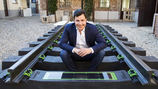 Greenrail: la startup italiana che realizza traversine realizzate con la gomma riciclata  con un sistema fotovoltaico