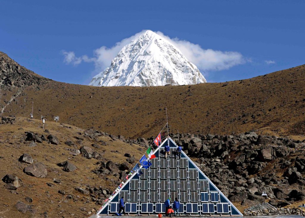 La Piramide del CNR sotto all'Everest dove si studiano cambiamenti climatici e ambientali, fisiologia umana e geologia