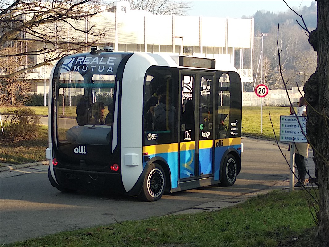 Presentato a Torino Olli il minibus elettrico a guida autonoma realizzato a partire da parti stampate in 3D: