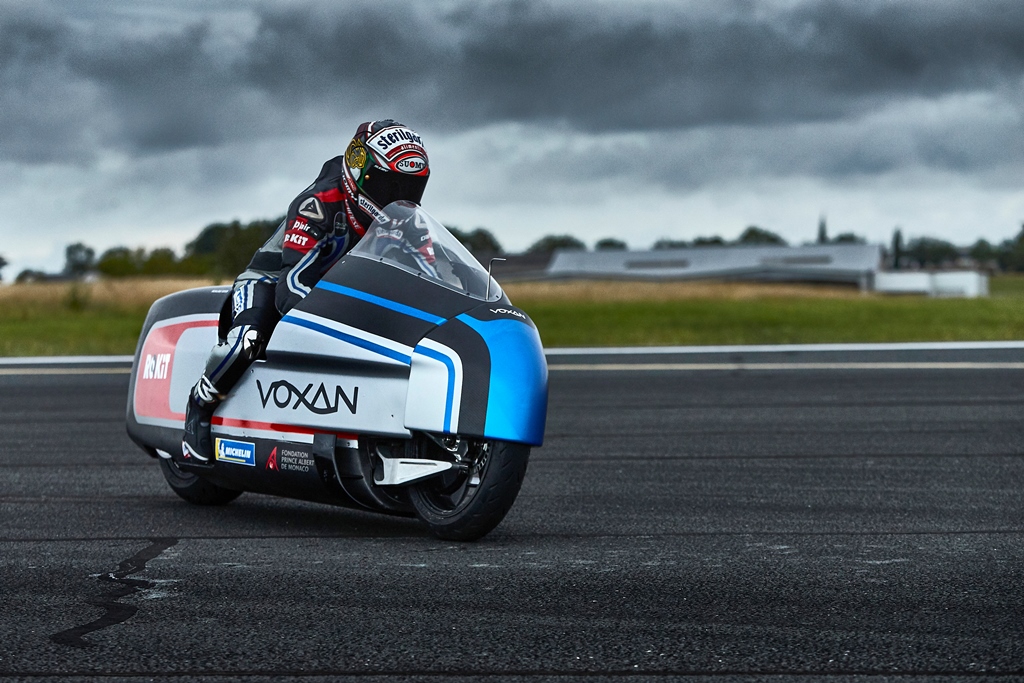 Voxan Wattman la nuova moto elettrica pilotata da Max Biaggi  che viaggia a 408 km/h