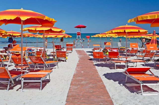 Le spiagge italiane invase dagli stabilimenti balneari