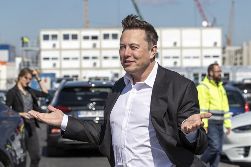 Tesla ora vale mille miliardi di dollari e Elon Musk diventa l'uomo più ricco di sempre