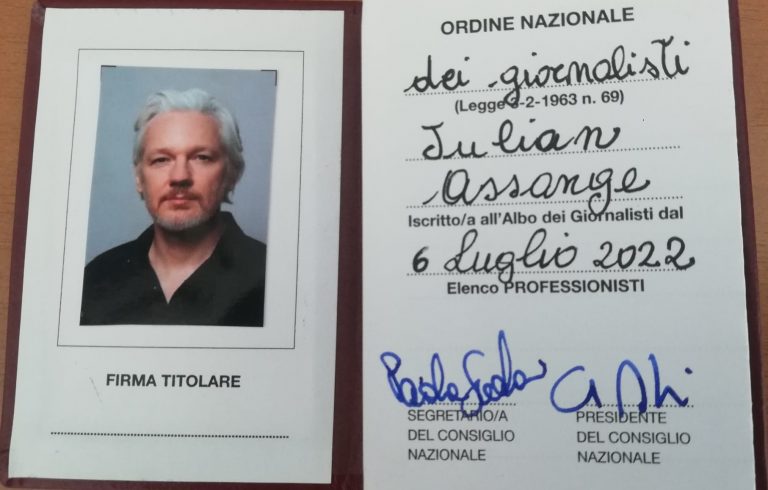 L'Ordine dei Giornalisti consegna tessera ad honorem dell’Ordine dei giornalisti a Julian Assange